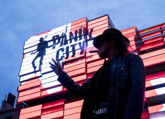 Udo Lindenbergs „Panik City“ für den Kiez Rockstar Udo Lindenberg vor dem Klubhaus St. Pauli am Spielbudenplatz. Lindenberg will an der Hamburger Reeperbahn eine «Panik City» errichten. Foto: Christian Charisius/dpa