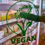 Bezeichnung “Pflanzenkäse” offiziell verboten Kühlschrank-mit-veganen-Produkten