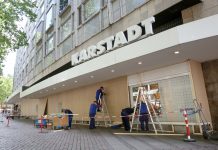 Läden in Hamburg rüsten sich für den Gipfel Karstadt-Filliale vernagelt Schaufenster