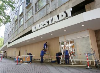 Läden in Hamburg rüsten sich für den Gipfel Karstadt-Filliale vernagelt Schaufenster