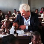 Hamburgs “roter Reeder” ist tot Peter Krämer engaierte sich für Schulen in Afrika. Foto: UNICEF/DT2006-29271/Rudi Tarneden