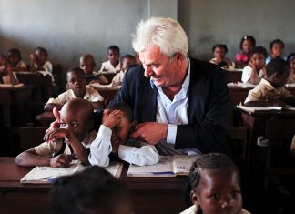 Hamburgs “roter Reeder” ist tot Peter Krämer engaierte sich für Schulen in Afrika. Foto: UNICEF/DT2006-29271/Rudi Tarneden