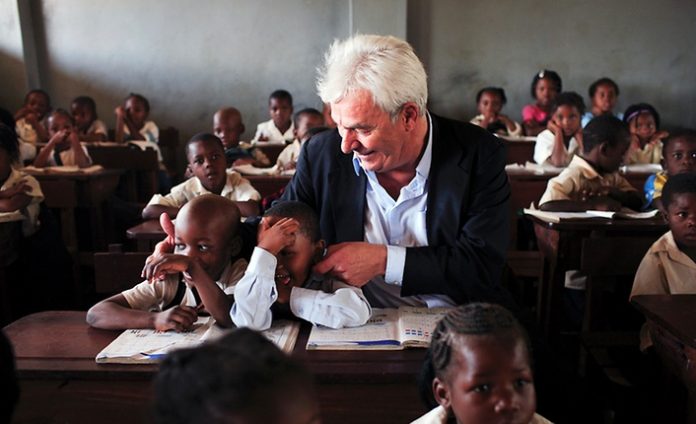 Peter Krämer engaierte sich für Schulen in Afrika. Foto: UNICEF/DT2006-29271/Rudi Tarneden