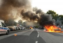 G20-Demonstranten zünden Müllcontainer und Autos an Ein brennendes Auto nach der G20-Demo "Welcome to hell". Foto: Lars Klemmer/dpa