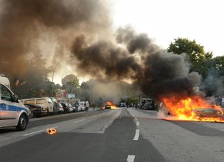 G20-Demonstranten zünden Müllcontainer und Autos an Ein brennendes Auto nach der G20-Demo "Welcome to hell". Foto: Lars Klemmer/dpa