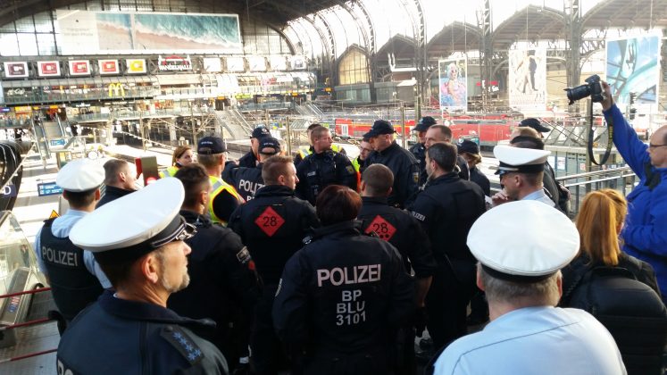 Ein Zug mit Aktivisten aus Basel kommt am Hauptbahnhof an. Foto. Jan Siemers.
