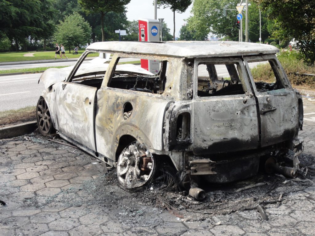 G20 in Hamburg: Abgebranntes Auto in Altona