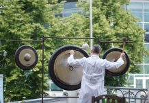 Mit der Erdfrequenz beruhigen Hamburg G20 Klanginstallation Karoviertel