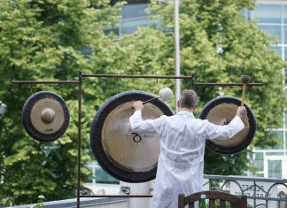 Mit der Erdfrequenz beruhigen Hamburg G20 Klanginstallation Karoviertel