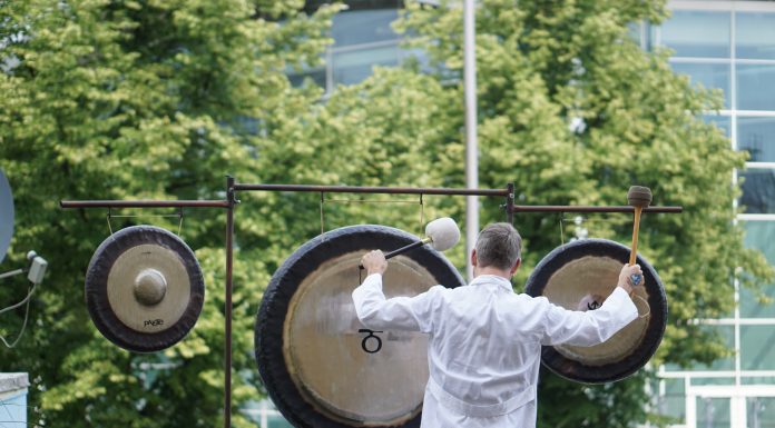 Mit der Erdfrequenz beruhigen Hamburg G20 Klanginstallation Karoviertel