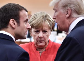 Abschlusserklärung: Die wichtigsten Inhalte im Überblick Emmanuel Macron (l-r), Angela Merkel und Donald Trump unterhalten sich beim G20-Gipfel. Foto: John Macdougall/DPA