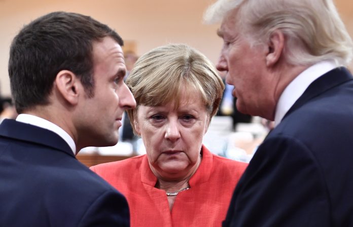 Emmanuel Macron (l-r), Angela Merkel und Donald Trump unterhalten sich beim G20-Gipfel. Foto: John Macdougall/DPA
