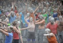 G20 in Hamburg: Der grosse Rückblick Darsteller der Kunstaktion "1000 Gestalten" "befreien" sich.