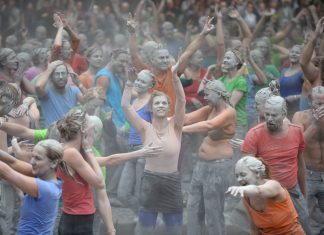 G20 in Hamburg: Der grosse Rückblick Darsteller der Kunstaktion "1000 Gestalten" "befreien" sich.