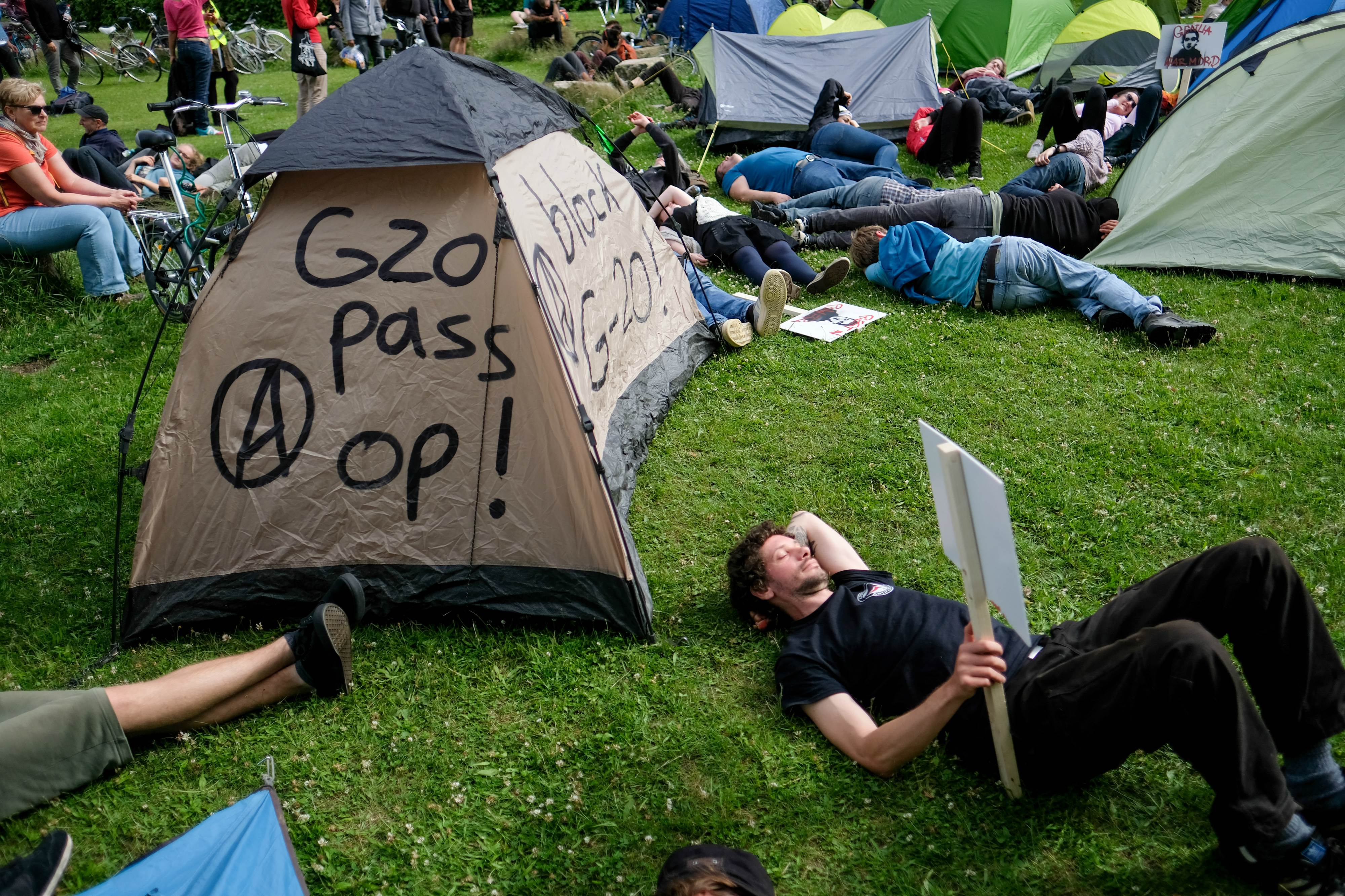 G20 Protest-Camp in Entenwerder: Polizisten bei der Beschlagnahmung von Schlafzelten. Foto: Bodo Marks/dpa