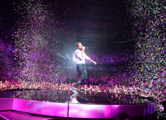 Konfetti fürs Volk Coldplay live beim Global Citizen Festival. Foto: Daniel Reinhardt/dpa