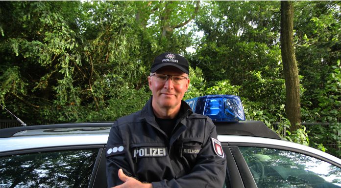 “Ziehen Sie sich bunt an” Humans of G20 Polizist