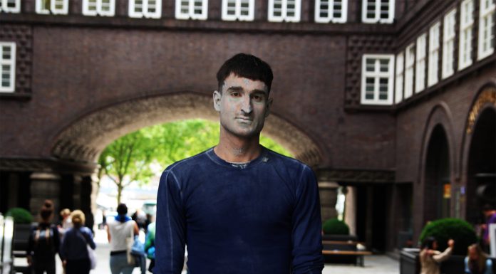 “Wir müssen alle aufwachen” Carl war eine der "1000 Gestalten" und steht im Hof des Chilehauses. Foto: Christina Höhnen