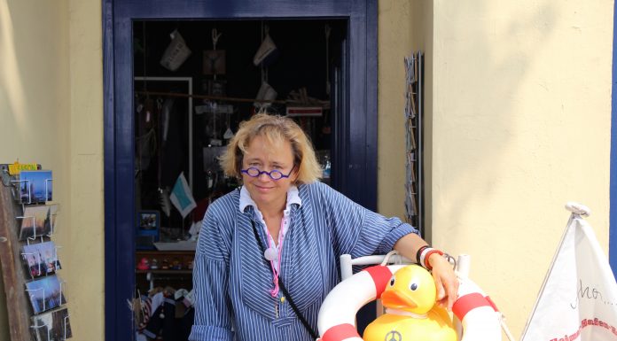 “Merken die eigentlich noch was?” Susanne Häußler vor ihrem Laden an den Landungsbrücken. Foto: Agata Strausa