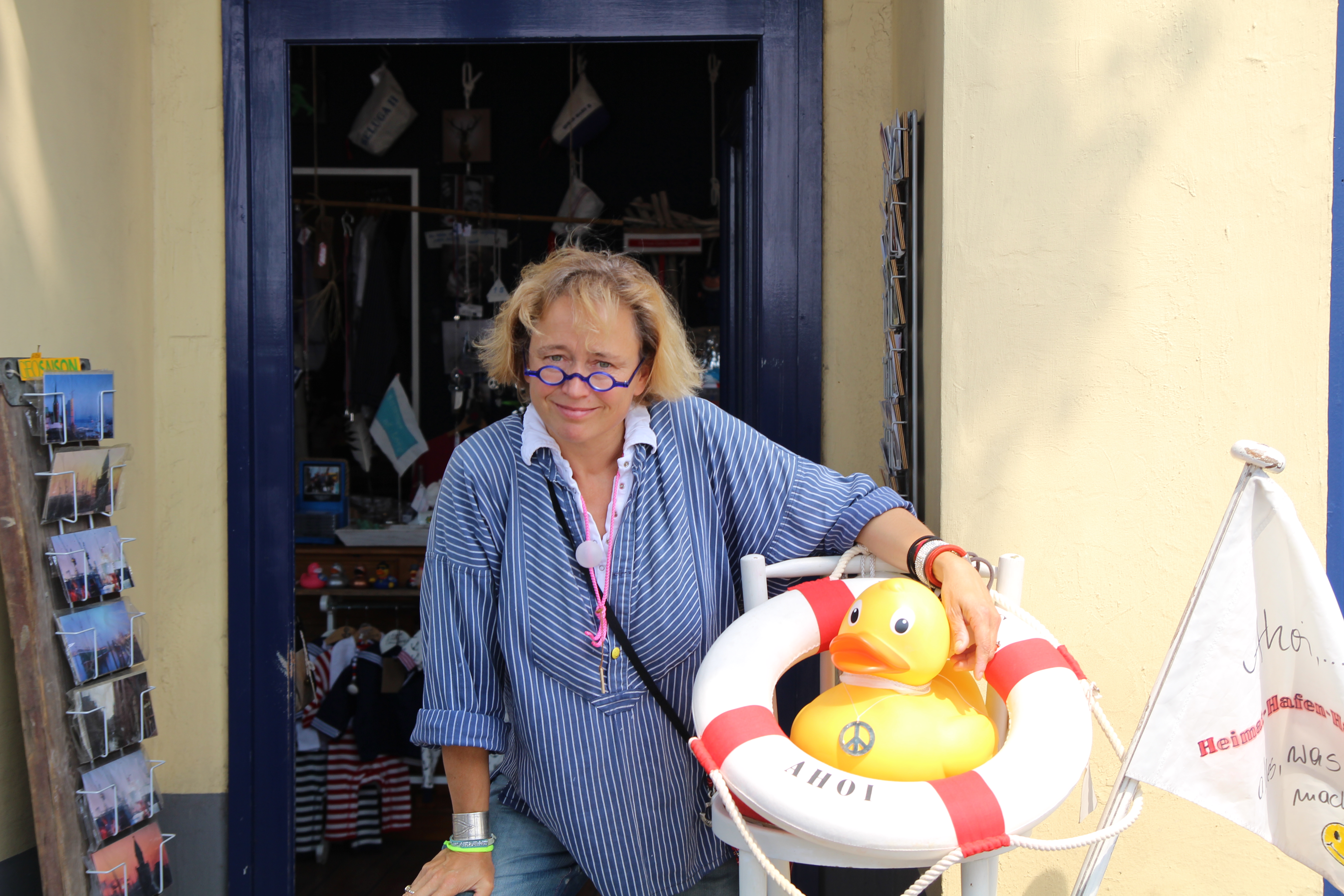 Susanne Häußler vor ihrem Laden an den Landungsbrücken. Foto: Agata Strausa