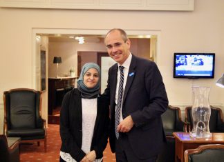 “Education is one of the most important need for children” Muzoon Almellehan und Christian Schneider in Hamburg. Photo: Catalina Langer