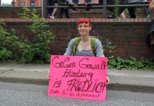 “Das ist nicht Hamburg” Kathi (29) demonstriert bei "Hamburg zeigt Haltung" für ein gewaltfreies und friedliches Hamburg. Foto: Catalina Langer