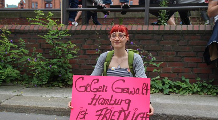 “Das ist nicht Hamburg” Kathi (29) demonstriert bei "Hamburg zeigt Haltung" für ein gewaltfreies und friedliches Hamburg. Foto: Catalina Langer