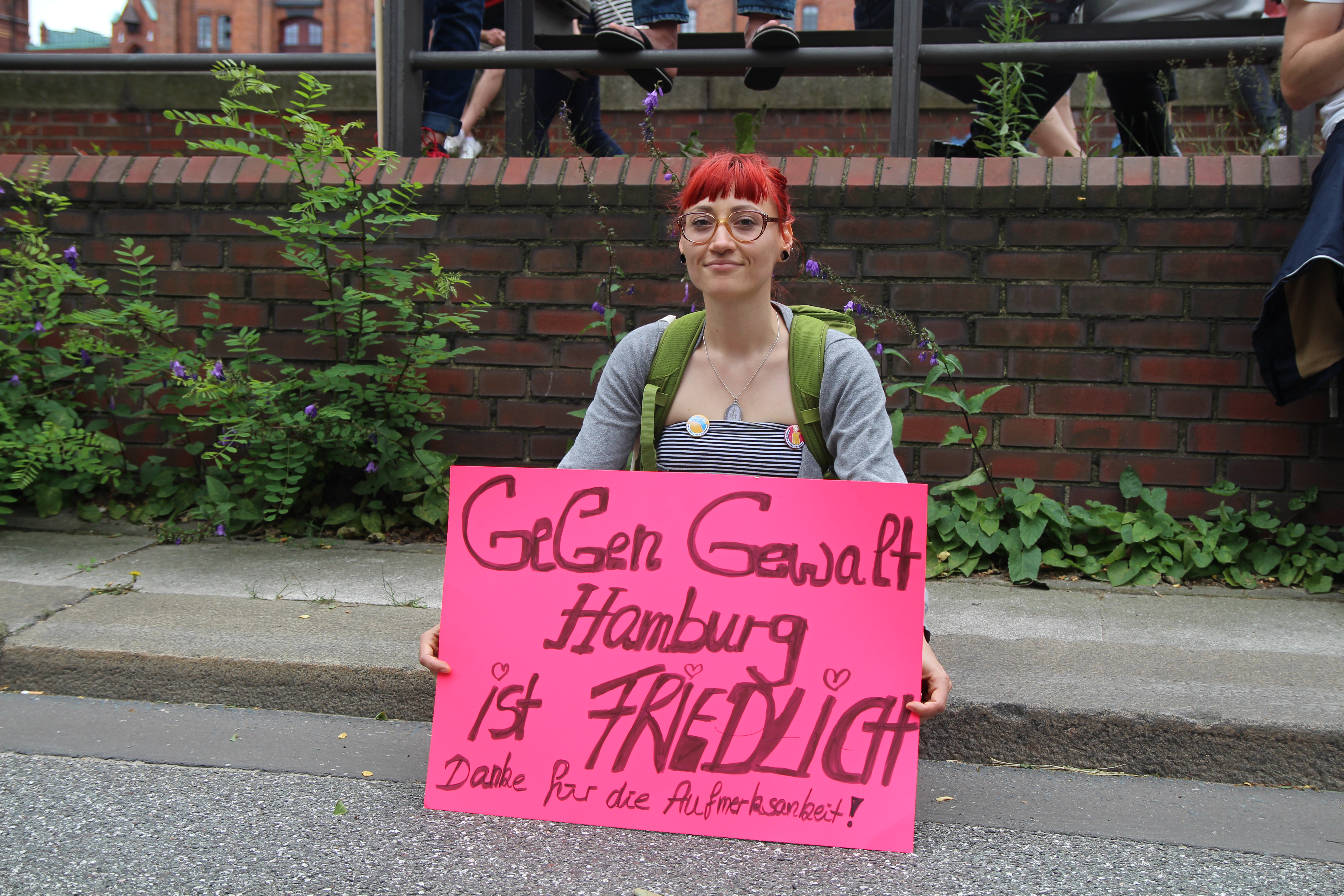 Kathi (29) demonstriert bei "Hamburg zeigt Haltung" für ein gewaltfreies und friedliches Hamburg. Foto: Catalina Langer