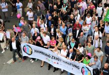 Mit bunten Plakaten für eine bessere Welt