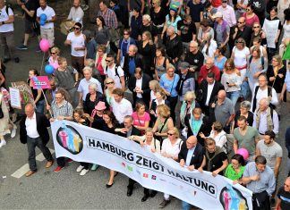 Mit bunten Plakaten für eine bessere Welt