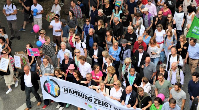 Mit bunten Plakaten für eine bessere Welt