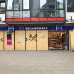 Glasfront von Drogeriemarkt Budni  verbarrikadiert