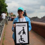 “Ein gewaltfreier Protest ist möglich” Nicola (55) ist ehrenamtliche Helferin bei "Hamburg zeigt Haltung". Foto: Agata Strausa