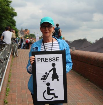 “Ein gewaltfreier Protest ist möglich” Nicola (55) ist ehrenamtliche Helferin bei "Hamburg zeigt Haltung". Foto: Agata Strausa