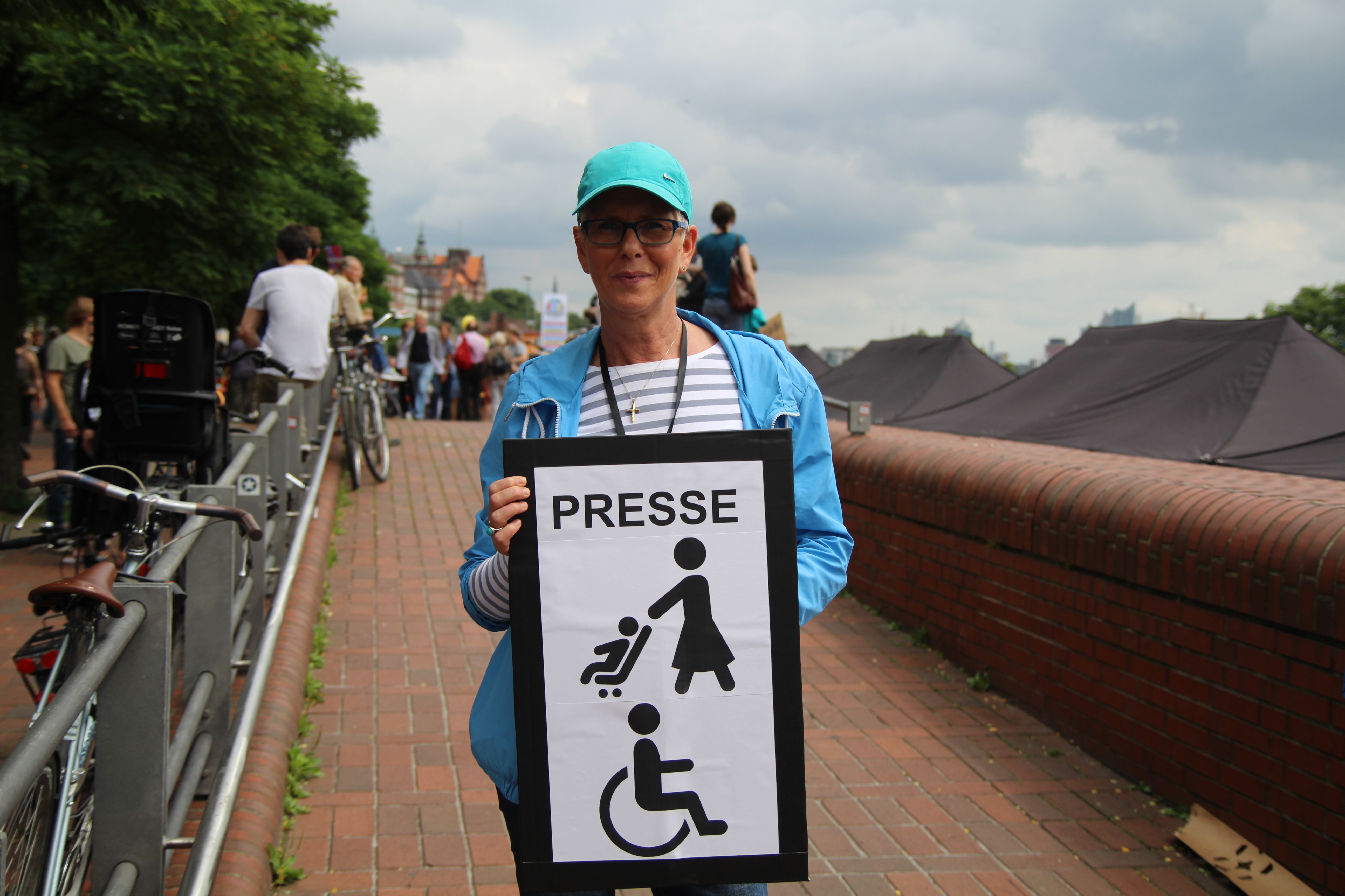 Nicola (55) ist ehrenamtliche Helferin bei "Hamburg zeigt Haltung". Foto: Agata Strausa
