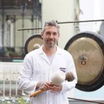 “Ich will die Gemüter beruhigen” Klangkünstler Sven Meyer schlägt im Karoviertel den Gong.