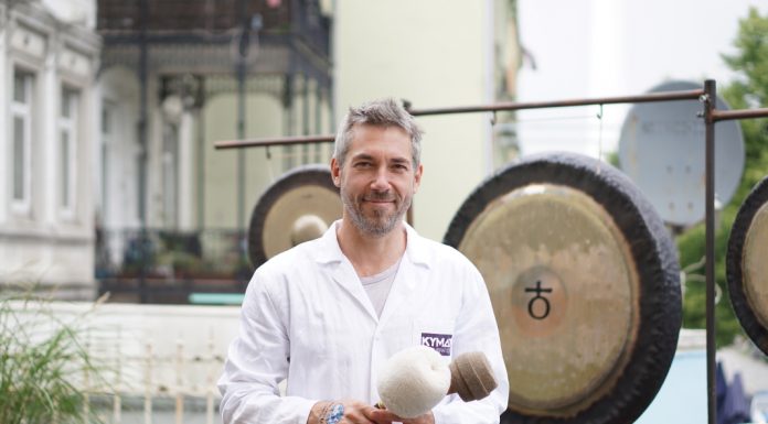 “Ich will die Gemüter beruhigen” Klangkünstler Sven Meyer schlägt im Karoviertel den Gong.