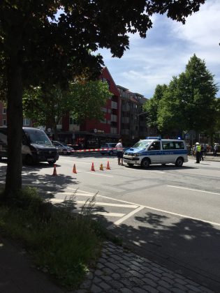 Auch die Hamburger Straße wurde gesperrt. Hier auf Höhe Denhaide Foto: Atessa Bock