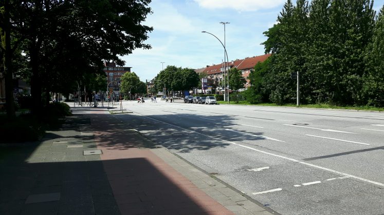 Die Hamburger Straße ist gespenstisch leer. Foto: Oliver Koop.