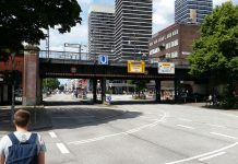 Hamburg, leergefegt Der Knotenpunkt an der Mundsburger U-Bahnstation ist wie leer gefegt.