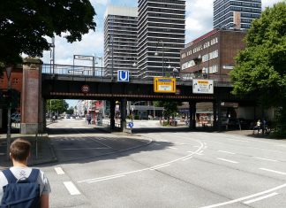 Hamburg, leergefegt Der Knotenpunkt an der Mundsburger U-Bahnstation ist wie leer gefegt.