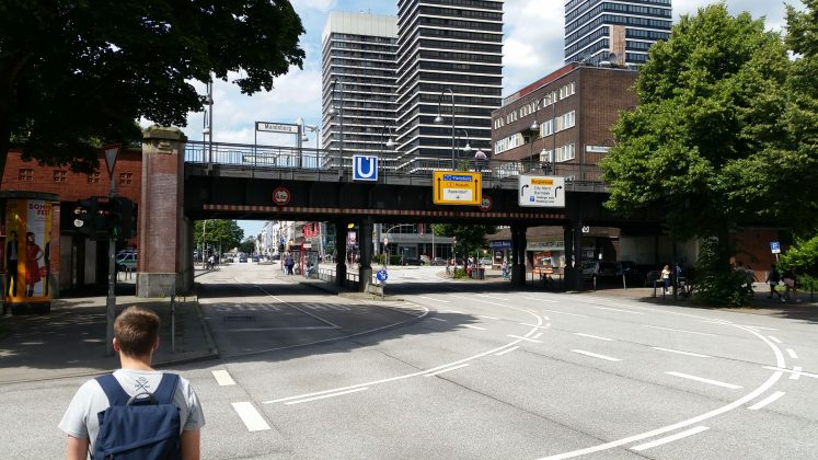 Der Knotenpunkt an der Mundsburger U-Bahnstation ist wie leer gefegt.