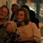 “World is kind of fucked up” Søren und Niclas vor dem Schauspielhaus, wo sie einen Schlafplatz gefunden haben. Foto: Charlotte Hafke