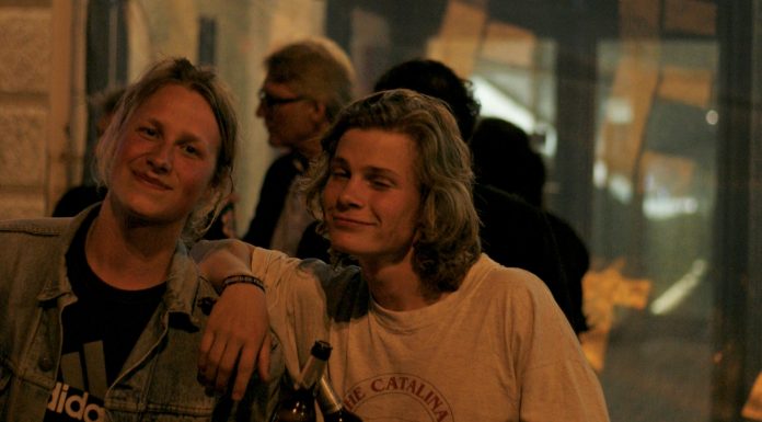 “World is kind of fucked up” Søren und Niclas vor dem Schauspielhaus, wo sie einen Schlafplatz gefunden haben. Foto: Charlotte Hafke