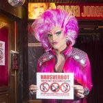 Trump & Co. müssen draußen bleiben Olivia Jones mit Aufkleber