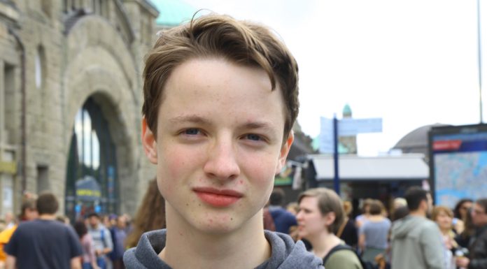 “Meine Mama hat mich mitgenommen” Paul war am Mittwoch auf der Demo "Lieber tanz ich als G20" – vor allem um gegen Donald Trump zu protestieren. Foto: Martin Tege