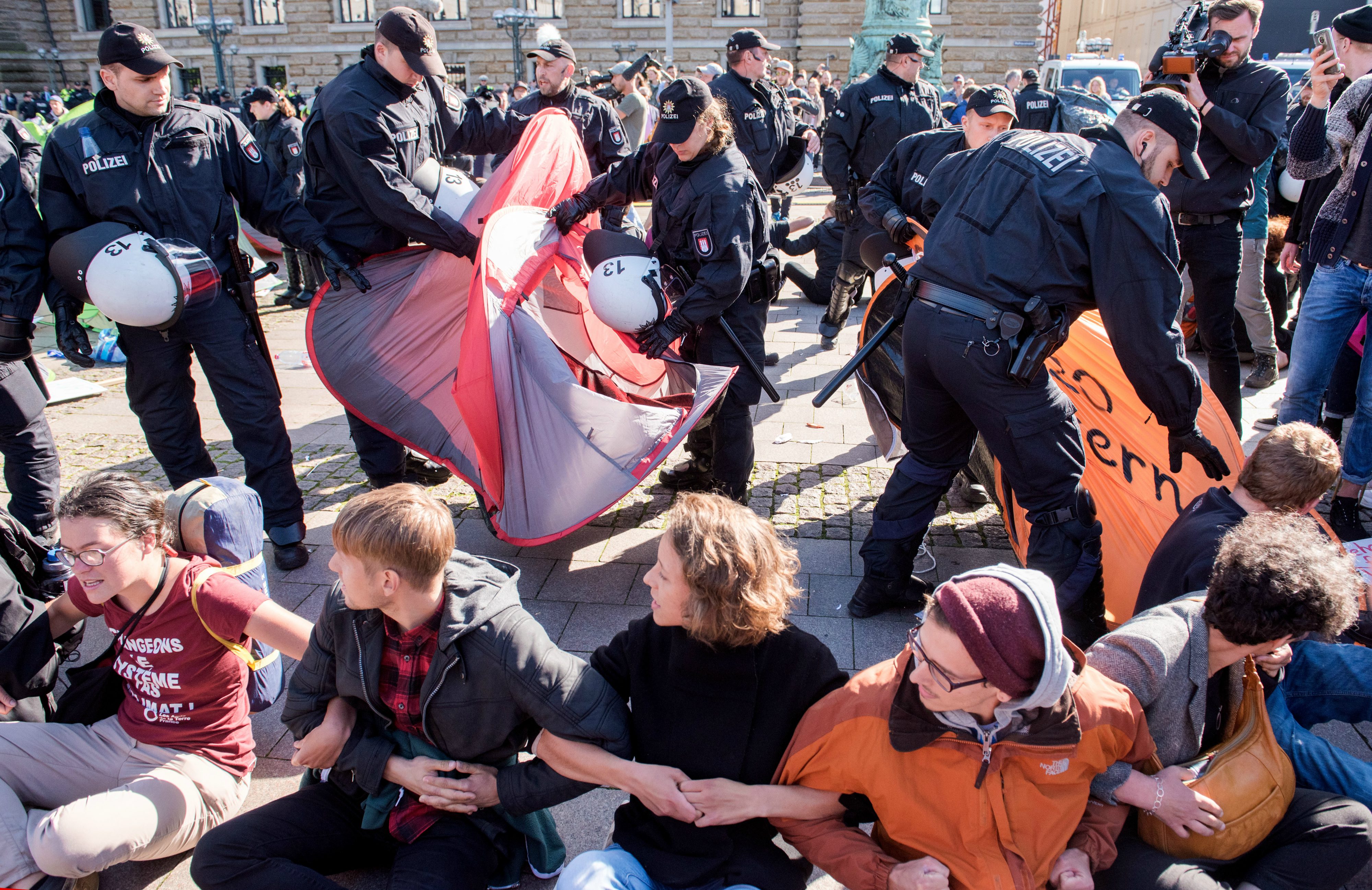 G20 Protest-Camp in Entenwerder: Polizisten bei der Beschlagnahmung von Schlafzelten. Foto: Bodo Marks/dpa