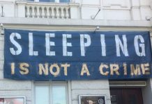 Campieren im Schauspielhaus Auch am Donnerstag hängen die Banner noch. Foto: Marie-Sophie Vorbrodt