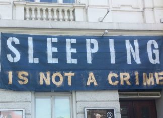 Campieren im Schauspielhaus Auch am Donnerstag hängen die Banner noch. Foto: Marie-Sophie Vorbrodt