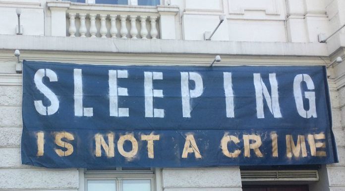 Campieren im Schauspielhaus Auch am Donnerstag hängen die Banner noch. Foto: Marie-Sophie Vorbrodt